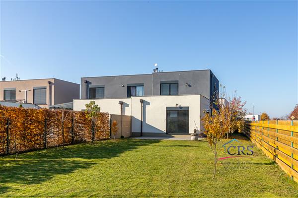 Moderní novostavba řadového rodinného domu 4+kk s terasou, zahradou a parkováním.