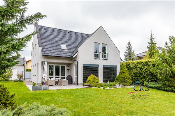 Rodinný dům 6+kk, 310 m2, zahrada 1176 m2, 2x garáž, Hostavice